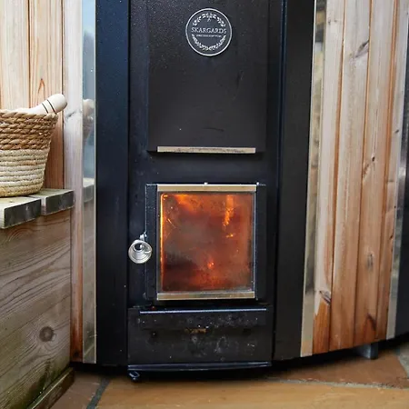 Holiday home Charming Grade Ii Listed With Wood-burning, Salt-water Hot Tub Near Malton