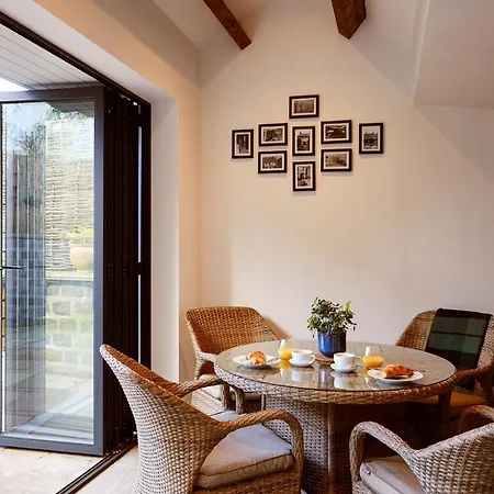 Charming Grade Ii Listed With Wood-burning, Salt-water Hot Tub Near Malton *