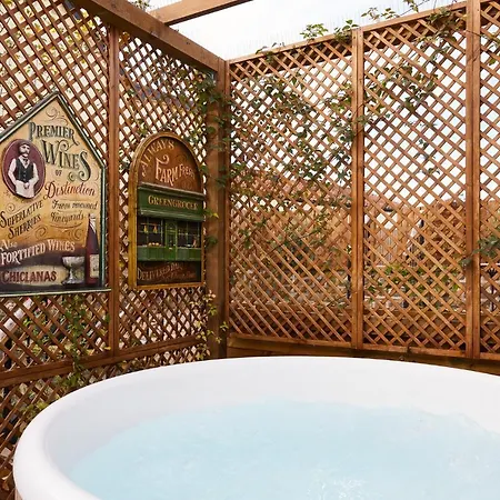 Charming Grade Ii Listed With Wood-burning, Salt-water Hot Tub Near Malton *