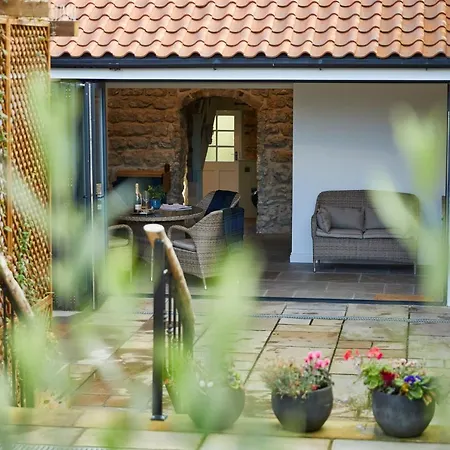 Charming Grade Ii Listed With Wood-burning, Salt-water Hot Tub Near Malton Holiday home