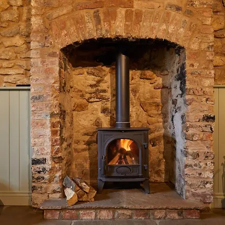 Charming Grade Ii Listed With Wood-burning, Salt-water Hot Tub Near Malton