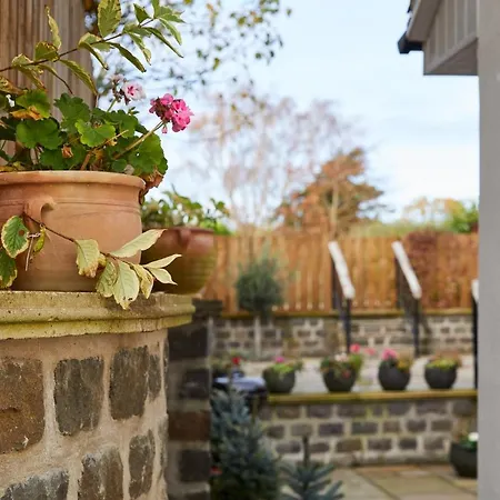 Charming Grade Ii Listed With Wood-burning, Salt-water Hot Tub Near Malton *