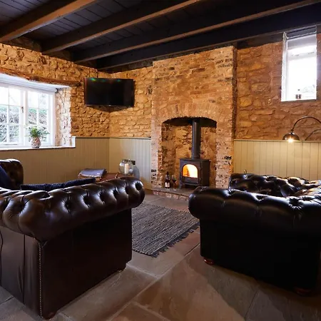 Charming Grade Ii Listed With Wood-burning, Salt-water Hot Tub Near Malton *